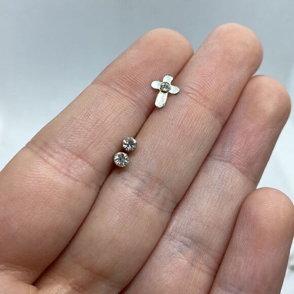 💛 Vintage Crystal & Single Cross Silver Tone Earrings - Picture 3 of 3